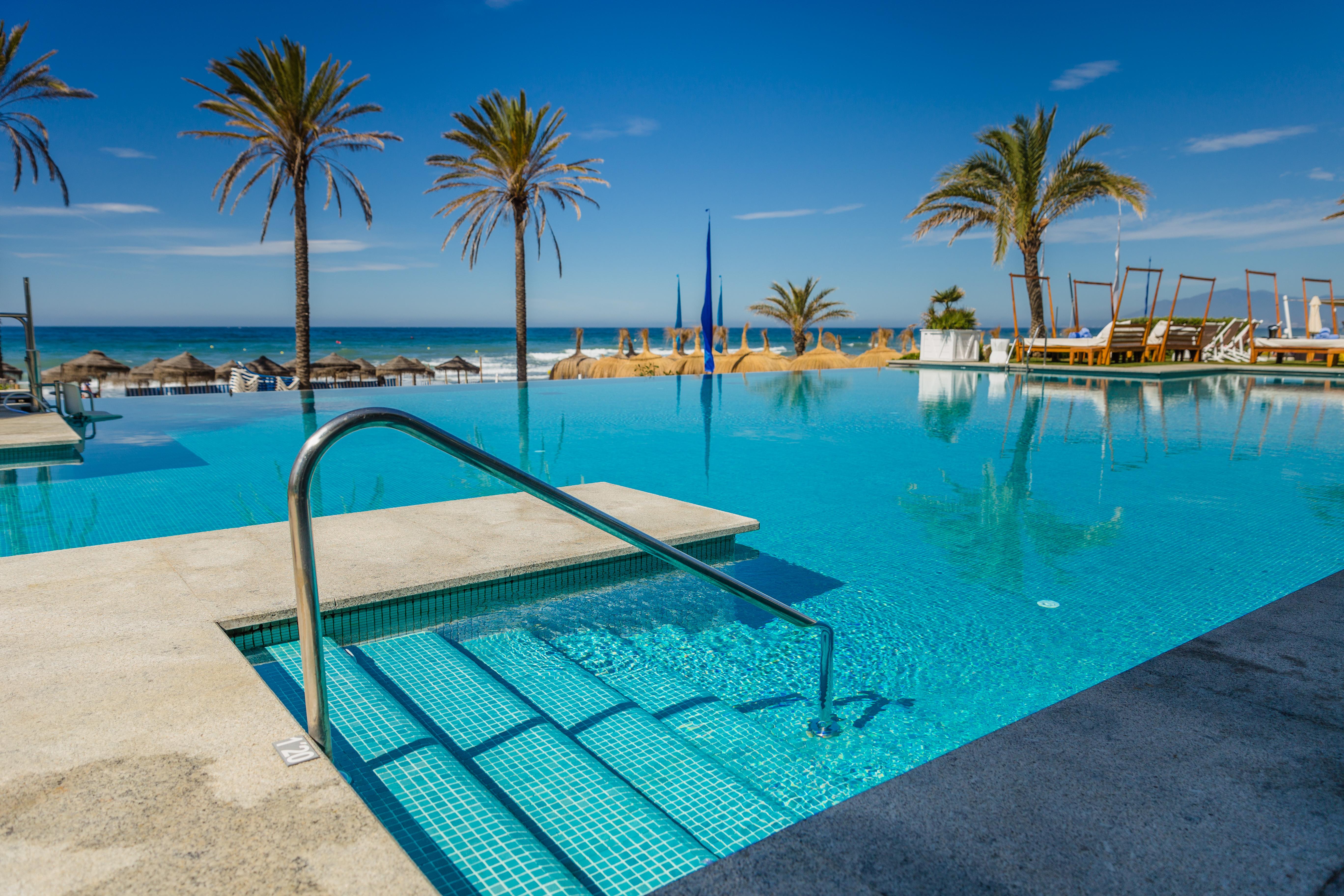 艾斯特拉戴尔马尔芬奇酒店 马尔韦利亚 外观 照片 Infinity pool at a hotel in Benidorm, Spain